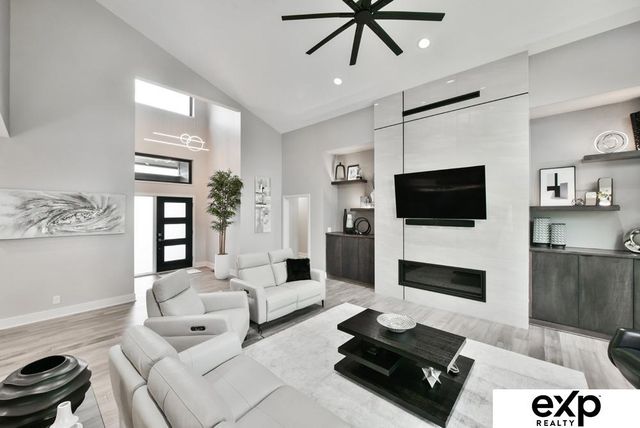 2373 S 220th Avenue, Elkhorn, NE 68022