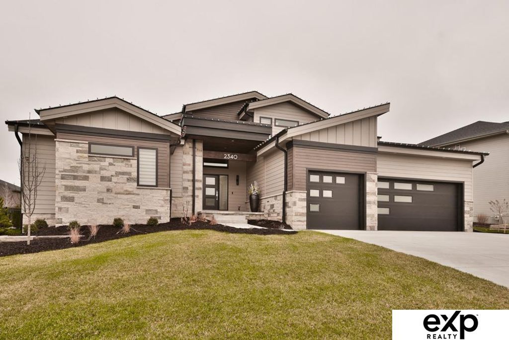 2373 S 220th Avenue, Elkhorn, NE 68022