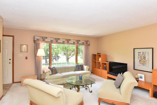 10320 W Whitnal Edge CIRCLE #A, Franklin, WI 53132