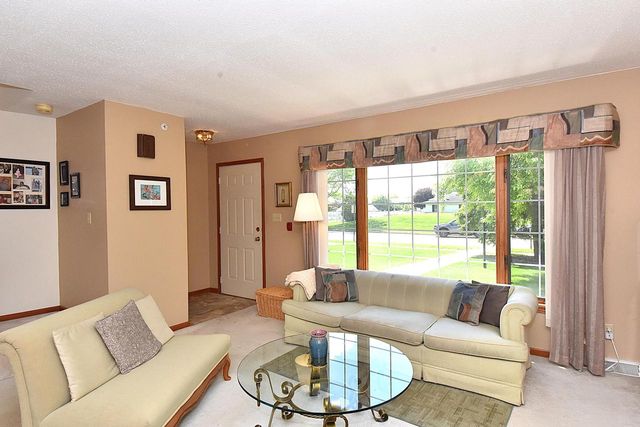 10320 W Whitnal Edge CIRCLE #A, Franklin, WI 53132