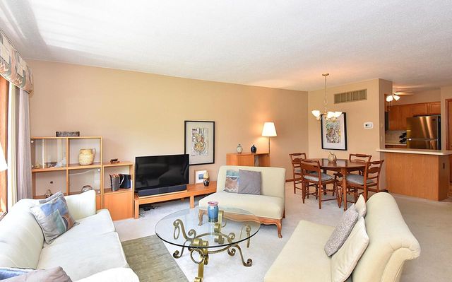 10320 W Whitnal Edge CIRCLE #A, Franklin, WI 53132