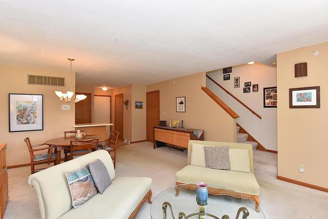 10320 W Whitnal Edge CIRCLE #A, Franklin, WI 53132