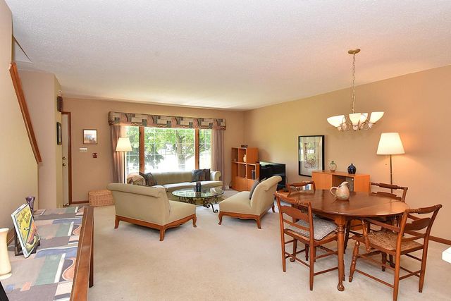 10320 W Whitnal Edge CIRCLE #A, Franklin, WI 53132