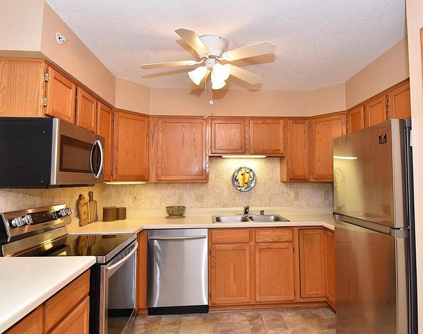 10320 W Whitnal Edge CIRCLE #A, Franklin, WI 53132