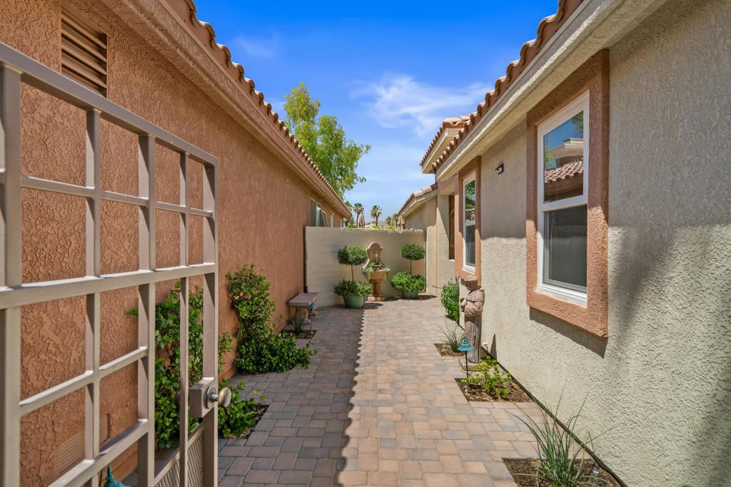 Image 4 of property listing at 76770 Minaret Way, Palm Desert, CA 92211
