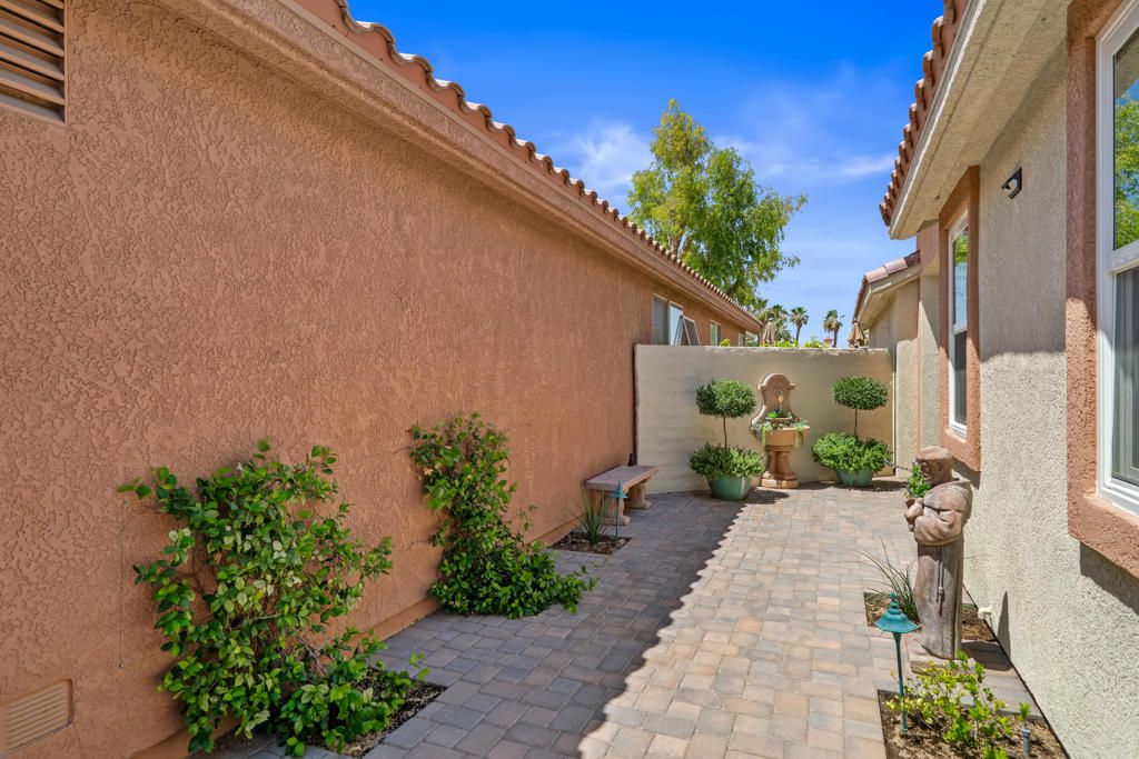 Image 6 of property listing at 76770 Minaret Way, Palm Desert, CA 92211