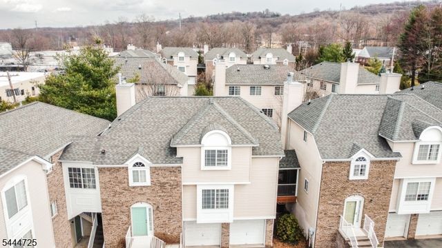 6 Whispering Way W, Berkeley Heights Twp., NJ 07922