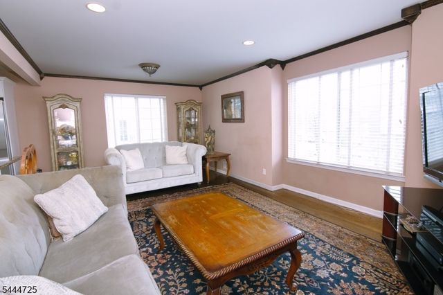 6 Whispering Way W, Berkeley Heights Twp., NJ 07922
