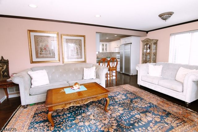 6 Whispering Way W, Berkeley Heights Twp., NJ 07922