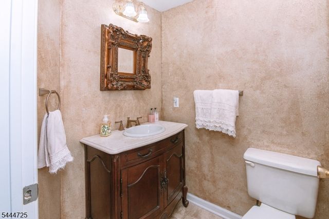6 Whispering Way W, Berkeley Heights Twp., NJ 07922