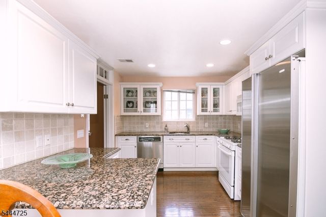 6 Whispering Way W, Berkeley Heights Twp., NJ 07922
