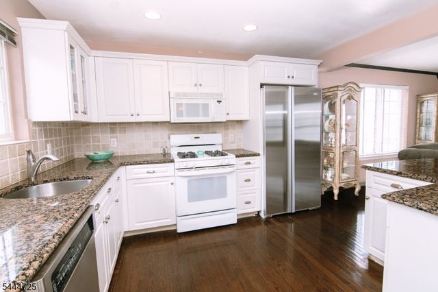 6 Whispering Way W, Berkeley Heights Twp., NJ 07922