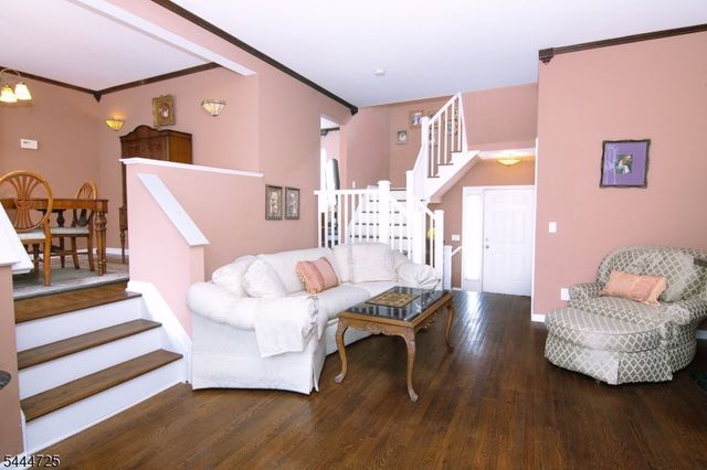6 Whispering Way W, Berkeley Heights Twp., NJ 07922