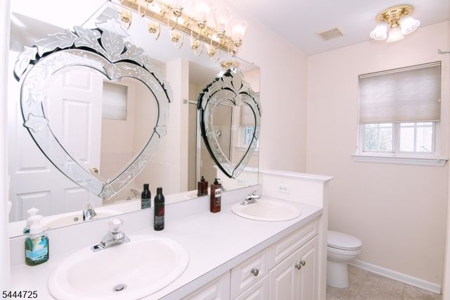 6 Whispering Way W, Berkeley Heights Twp., NJ 07922
