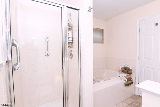 6 Whispering Way W, Berkeley Heights Twp., NJ 07922