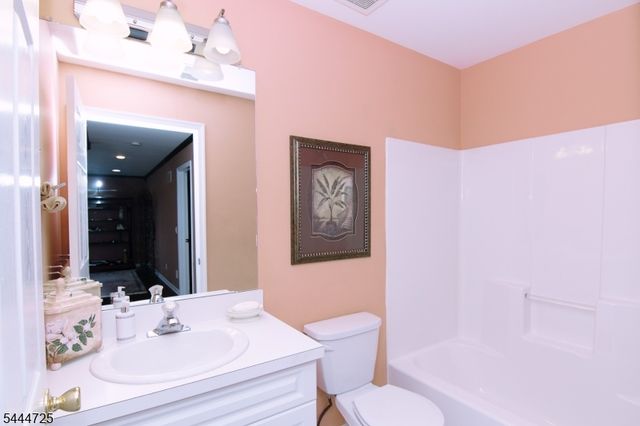 6 Whispering Way W, Berkeley Heights Twp., NJ 07922