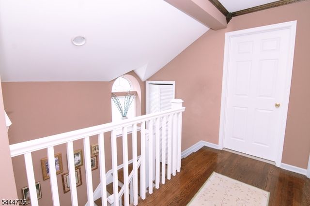 6 Whispering Way W, Berkeley Heights Twp., NJ 07922