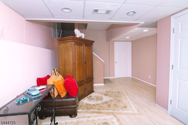 6 Whispering Way W, Berkeley Heights Twp., NJ 07922
