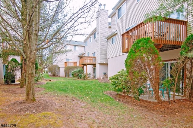 6 Whispering Way W, Berkeley Heights Twp., NJ 07922