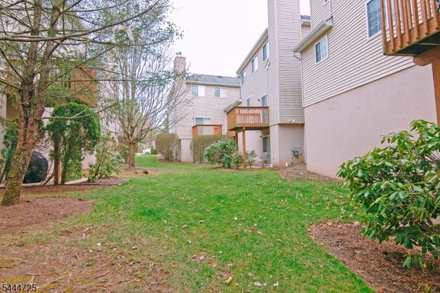 6 Whispering Way W, Berkeley Heights Twp., NJ 07922