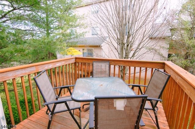 6 Whispering Way W, Berkeley Heights Twp., NJ 07922