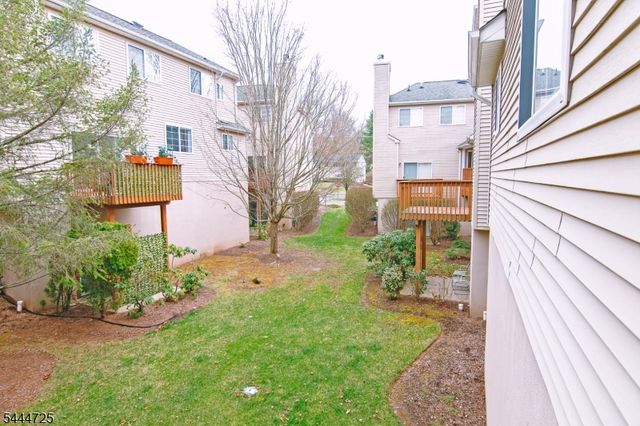 6 Whispering Way W, Berkeley Heights Twp., NJ 07922