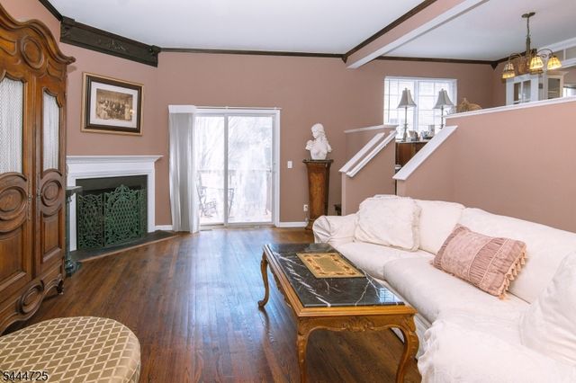 6 Whispering Way W, Berkeley Heights Twp., NJ 07922