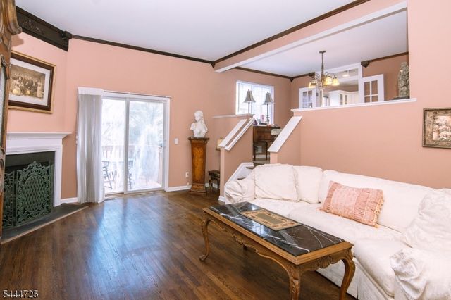 6 Whispering Way W, Berkeley Heights Twp., NJ 07922