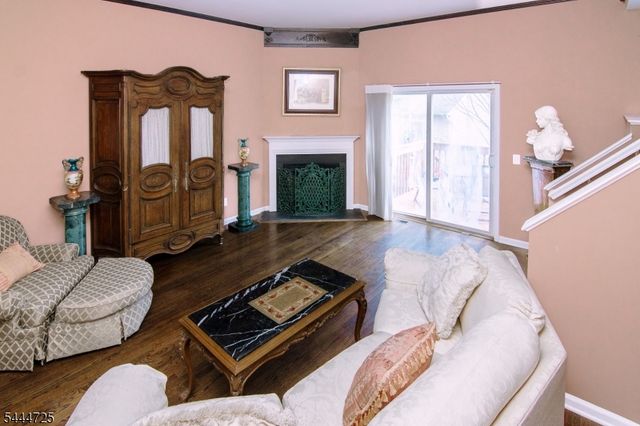 6 Whispering Way W, Berkeley Heights Twp., NJ 07922