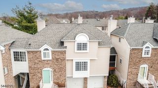 6 Whispering Way W, Berkeley Heights Twp., NJ 07922