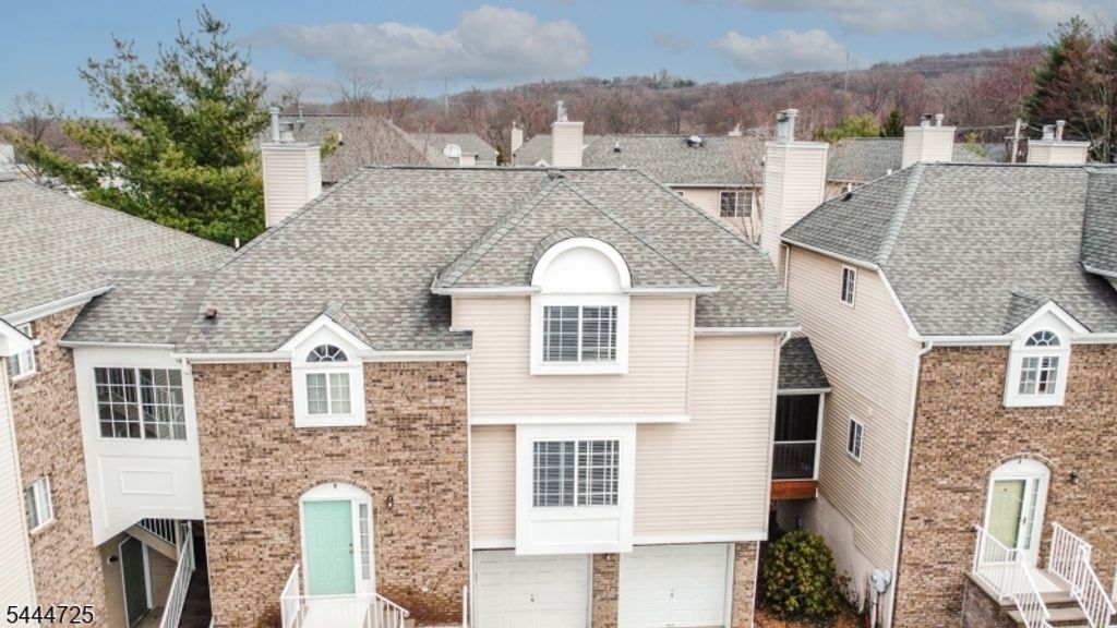 6 Whispering Way W, Berkeley Heights Twp., NJ 07922