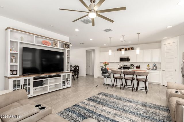 2574 S BARKS CANYON Trail, Apache Junction, AZ 85119