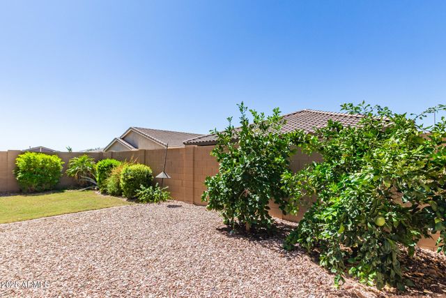 2574 S BARKS CANYON Trail, Apache Junction, AZ 85119