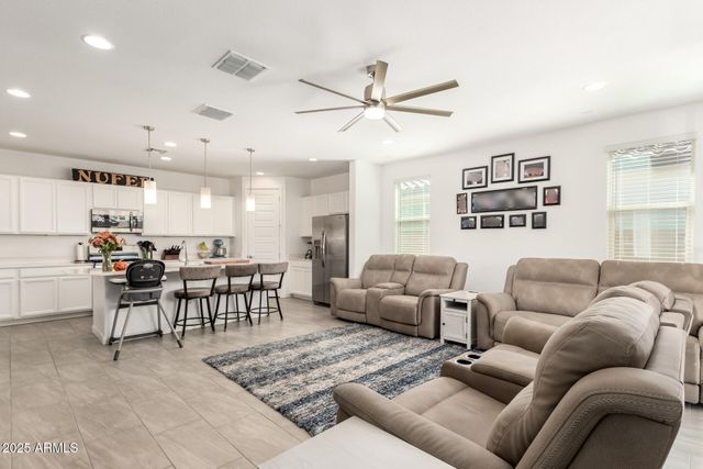 2574 S BARKS CANYON Trail, Apache Junction, AZ 85119