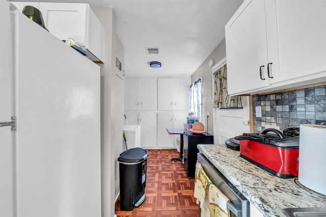 509 S Barlow St, Wichita, KS 67207