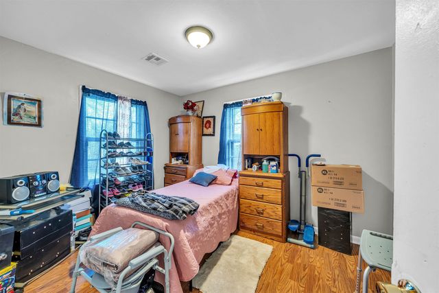 509 S Barlow St, Wichita, KS 67207