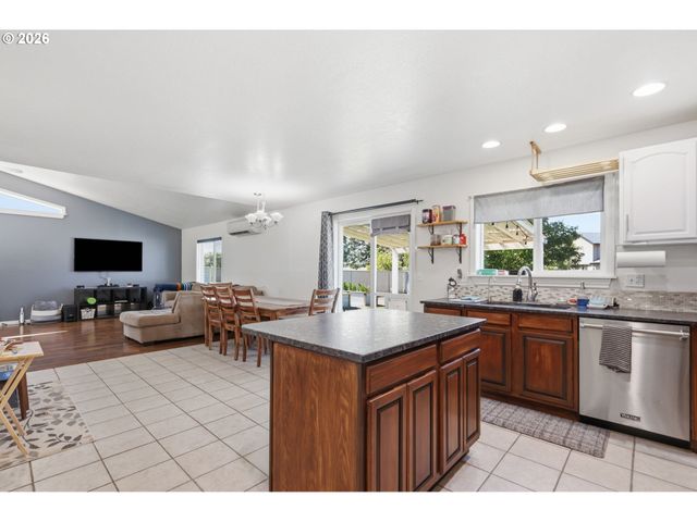 1924 W 10TH Ave, Junction City, OR 97448