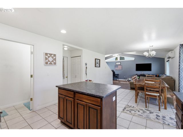 1924 W 10TH Ave, Junction City, OR 97448