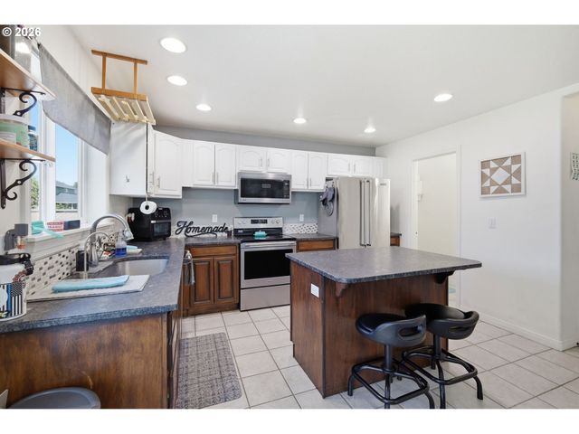 1924 W 10TH Ave, Junction City, OR 97448
