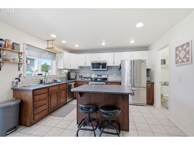 1924 W 10TH Ave, Junction City, OR 97448