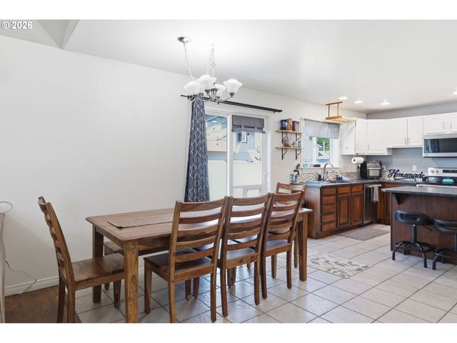 1924 W 10TH Ave, Junction City, OR 97448