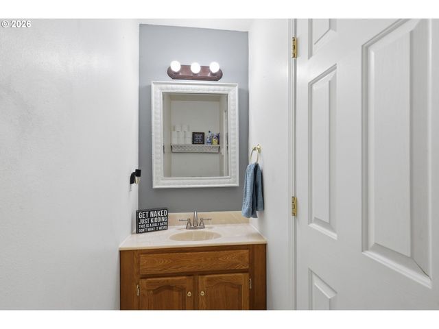 1924 W 10TH Ave, Junction City, OR 97448