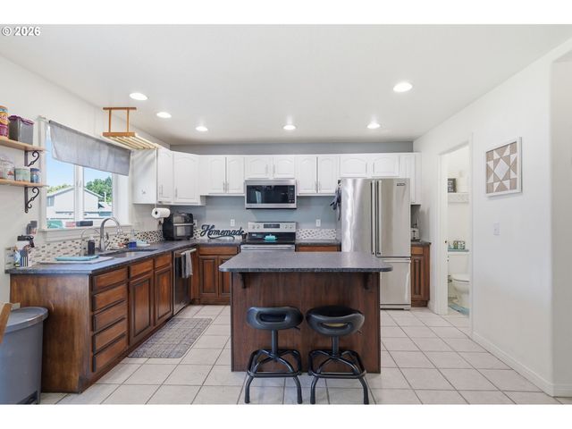 1924 W 10TH Ave, Junction City, OR 97448
