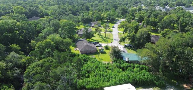 9230 Woodacres Dr, Hitchcock, TX 77563