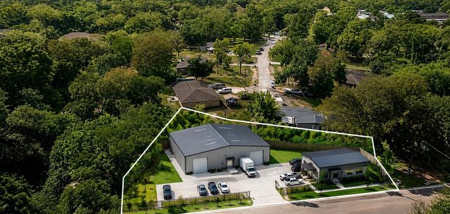9230 Woodacres Dr, Hitchcock, TX 77563