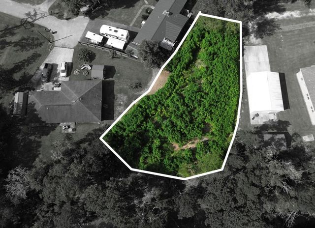 9230 Woodacres Dr, Hitchcock, TX 77563