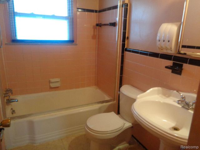 19695 Riverview Street, Detroit, MI 48219