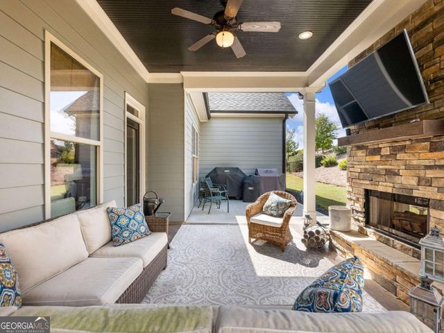 92 Hawthorn Way, Hoschton, GA 30548