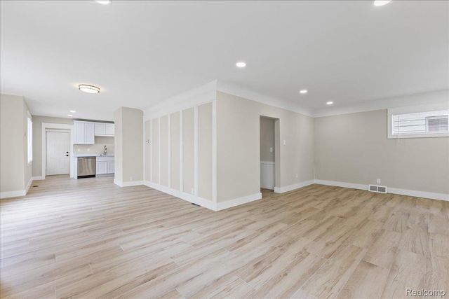 8057 Paige Avenue, Warren, MI 48089