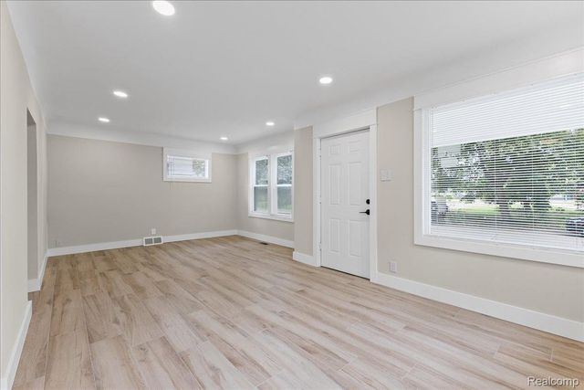 8057 Paige Avenue, Warren, MI 48089